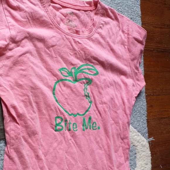Rue21 Tops - 🗽 Bite me vintage Graphic logo tee